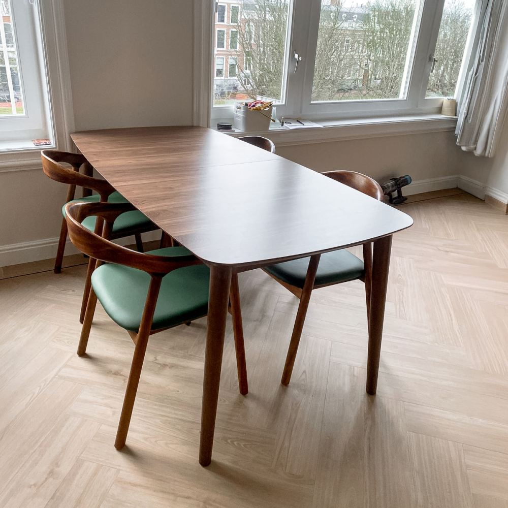 Artson notenhouten eetkamerstoelen bij klant na proefplaatsing in Den Haag.