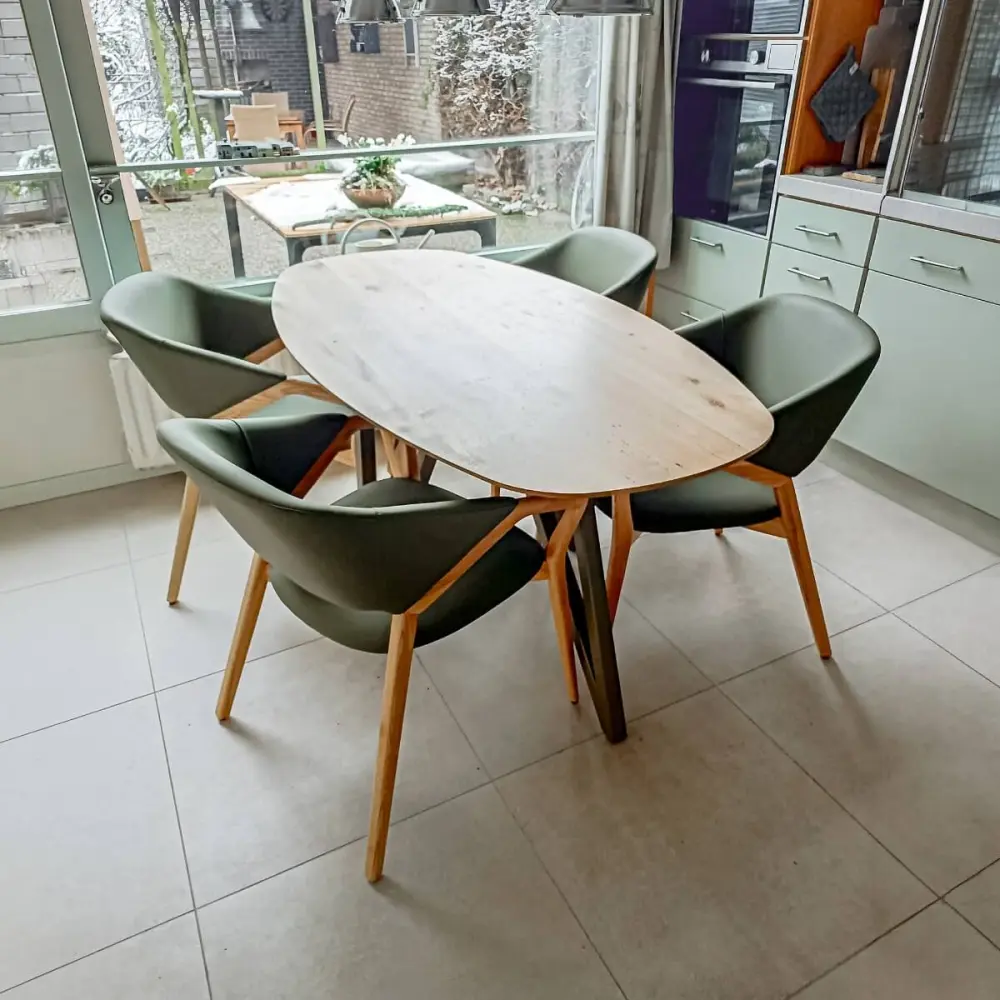 Eiken eettafel en Candorra eetkamerstoelen, in de showroom samengesteld voor klant uit Oss