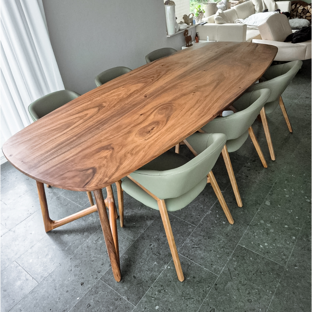 Notenhouten eettafel met Candorra eetkamerstoelen, samengesteld in de showroom met gekozen leerkleur en tafelpoten, in Waspik.