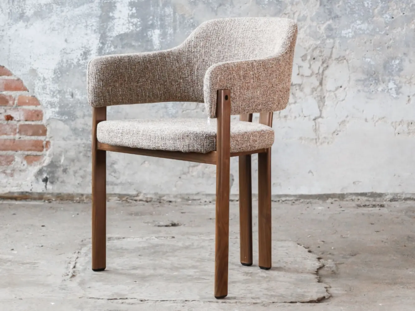 Isamu Eetkamerstoel Zand Ote Walnoothout Frame OKO Product Detail