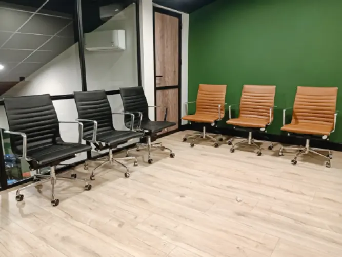 Leren Eames redesigned Bureaustoelen
