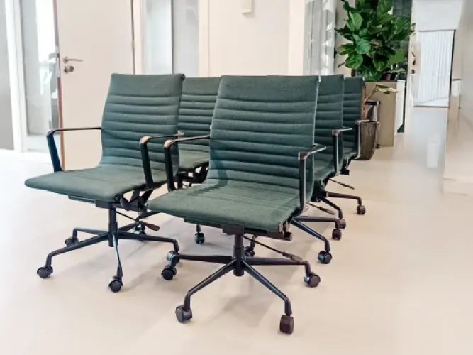 Linnen Eames Redesigned Bureaustoelen