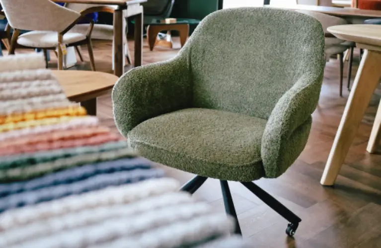 Milo eetkamerstoel met wieltjes groen boucle